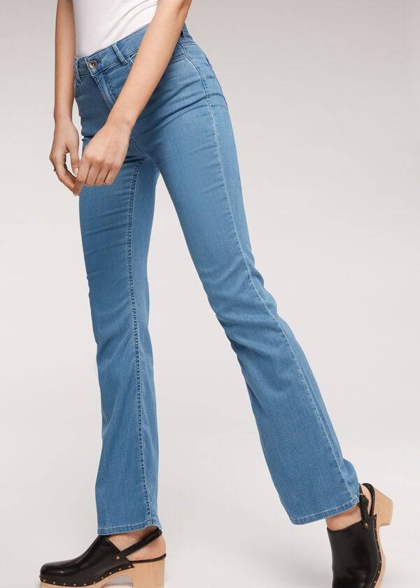 vaqueros acampanados ligeros eco light de calzedonia en color azul para mujer